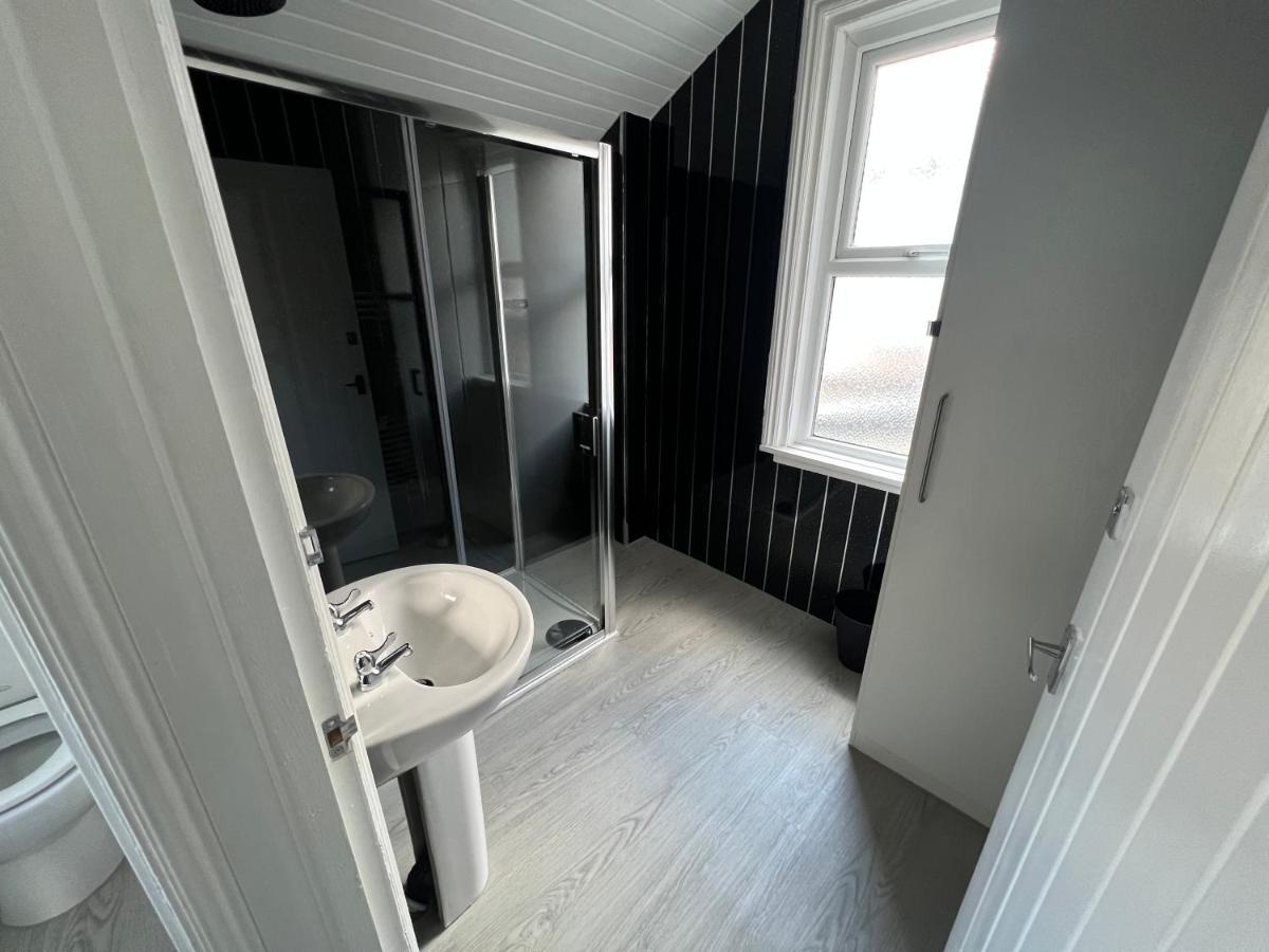 Safari Apartment, Free Parking, 10Min Walk To Blackpool Tower, Sleeps 12 Bagian luar foto