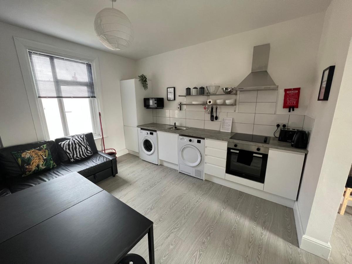 Safari Apartment, Free Parking, 10Min Walk To Blackpool Tower, Sleeps 12 Bagian luar foto