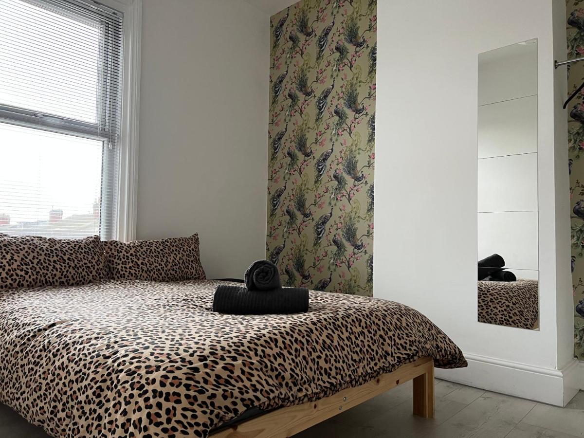 Safari Apartment, Free Parking, 10Min Walk To Blackpool Tower, Sleeps 12 Bagian luar foto