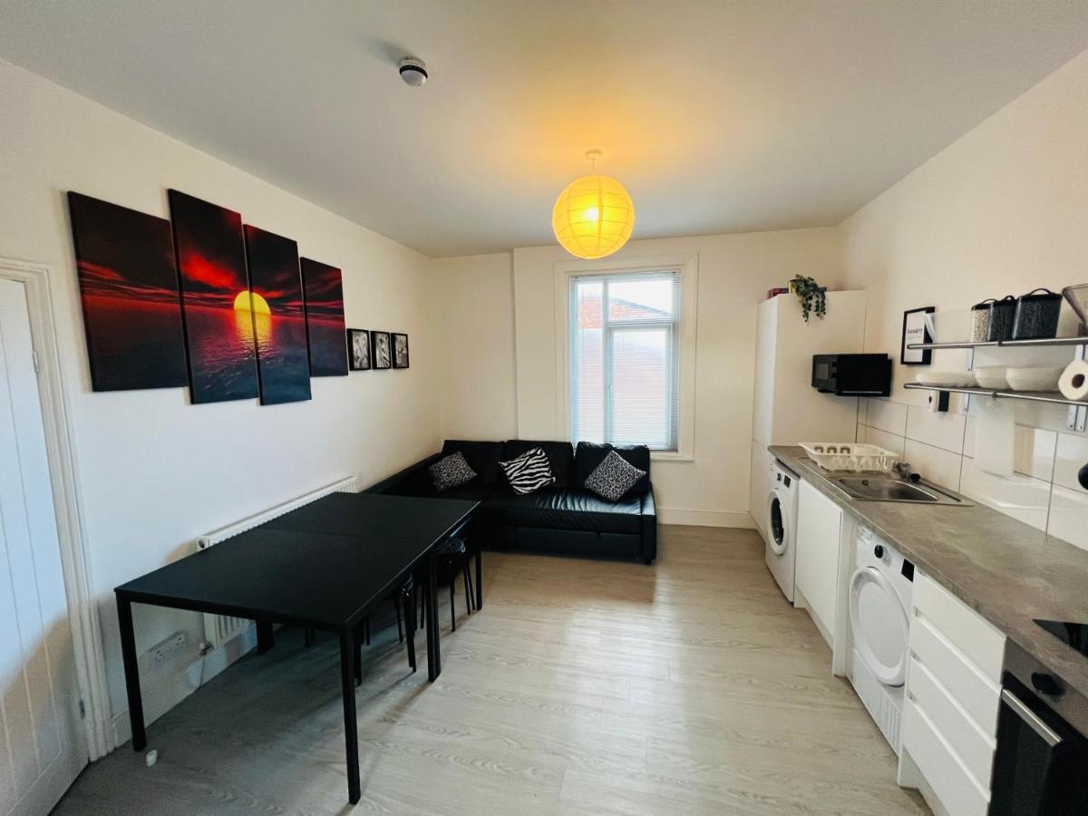 Safari Apartment, Free Parking, 10Min Walk To Blackpool Tower, Sleeps 12 Bagian luar foto